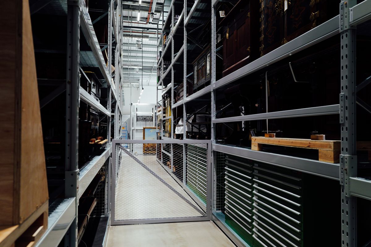 Almacén industrial con estanterías